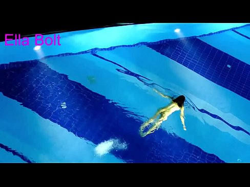 ❤️ Handikwanise kumira kuona, mudiki blonde akabatwa achishambira asina kupfeka muELLA BOLT resort pool ❤